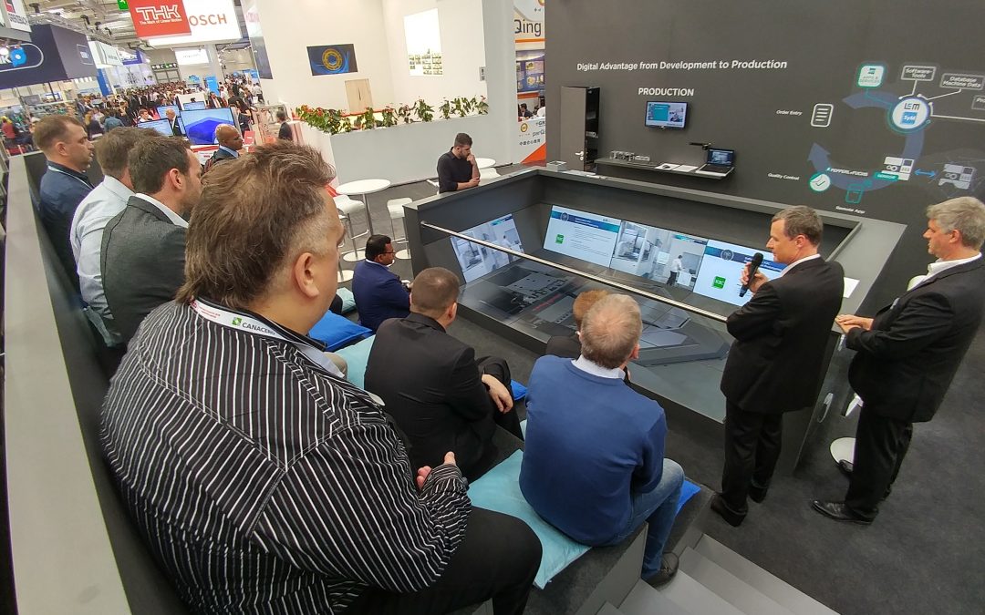 LCM mit TV-Außenstudio auf der Hannover Messe: „Twin Space“ lässt reale mit digitalen Maschinen verschmelzen